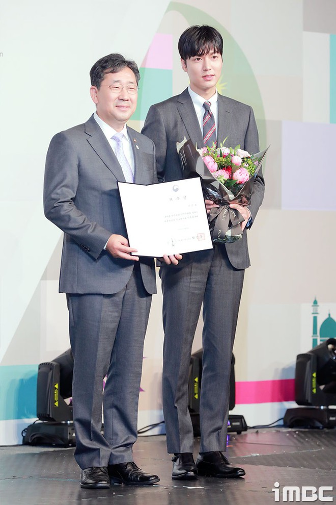 Lee Min Ho lần đầu dự sự kiện ở Hàn hậu xuất ngũ: Sống mũi như muốn đòi mạng chị em, đôi chân dài còn ấn tượng hơn - Ảnh 2.