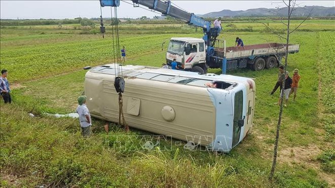 Xe chở công nhân lật nhiều vòng xuống ruộng, 21 người bị thương - Ảnh 2.