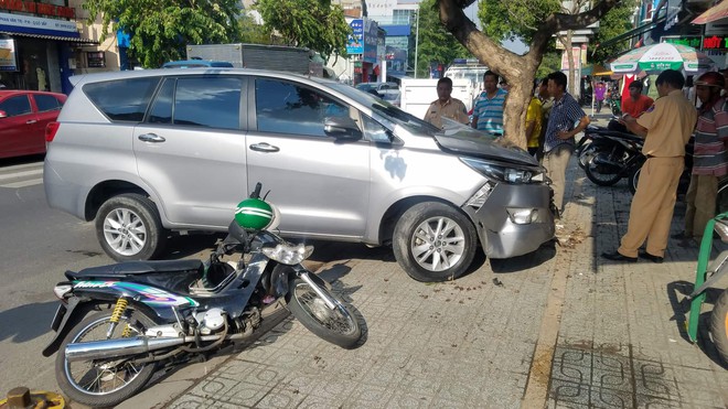 &Ocirc; t&ocirc; nổ lốp, lao sang đường ngược chiều t&ocirc;ng văng t&agrave;i xế GrabBike ở S&agrave;i G&ograve;n - Ảnh 1.