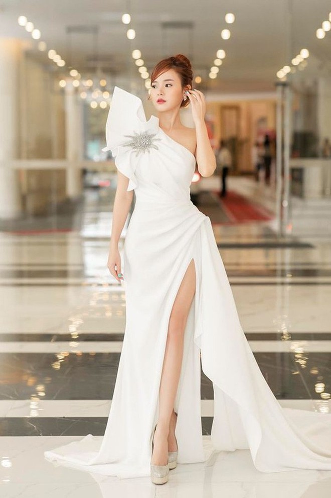 Ngay cả khi hơn 7 tuổi v&agrave; thua về chiều cao, Midu vẫn đẹp ngang ngửa HH Đỗ Mỹ Linh khi đụng h&agrave;ng - Ảnh 4.