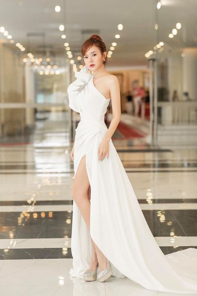 Ngay cả khi hơn 7 tuổi v&agrave; thua về chiều cao, Midu vẫn đẹp ngang ngửa HH Đỗ Mỹ Linh khi đụng h&agrave;ng - Ảnh 5.