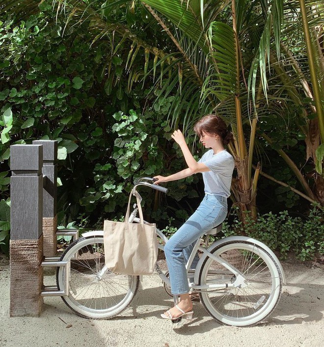 Cao điểm m&ugrave;a du lịch, c&aacute;c qu&yacute; c&ocirc; Ch&acirc;u &Aacute; l&ecirc;n đồ vừa xịn lại xinh xẻo, c&aacute;c n&agrave;ng tội g&igrave; m&agrave; kh&ocirc;ng bắt chước - Ảnh 7.