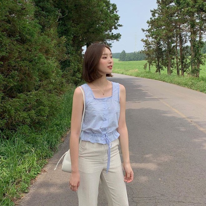 Cao điểm m&ugrave;a du lịch, c&aacute;c qu&yacute; c&ocirc; Ch&acirc;u &Aacute; l&ecirc;n đồ vừa xịn lại xinh xẻo, c&aacute;c n&agrave;ng tội g&igrave; m&agrave; kh&ocirc;ng bắt chước - Ảnh 9.