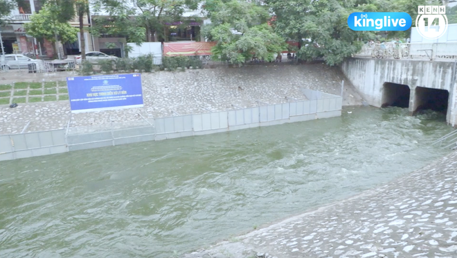 Hà Nội mở cửa xả Hồ Tây dẫn nước vào sông Tô Lịch: Nước đã xanh hơn, mùi hôi thối giảm hẳn - Ảnh 2.