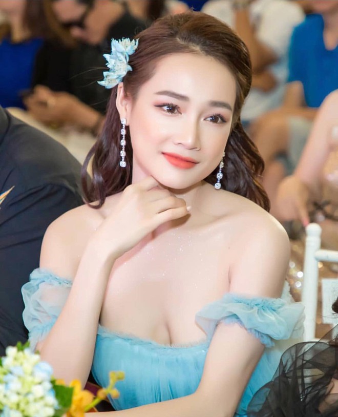 Khoe ảnh nhan sắc mặn mà miễn chê, nhưng vòng 1 phồng xẹp khó hiểu của Nhã Phương mới gây chú ý - Ảnh 1.