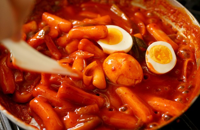 Điểm danh các món ăn đẫm sốt cay đỏ rực nổi tiếng nhất của người Hàn - Ảnh 2.