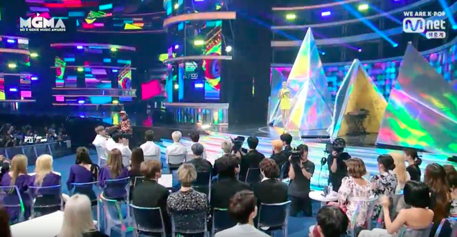 Tiết kiệm như Mnet: Produce X 101 vừa kết thúc, tiện lấy ghế thực tập sinh cho dàn nghệ sĩ khách mời ngồi tại MGMA - Ảnh 4.