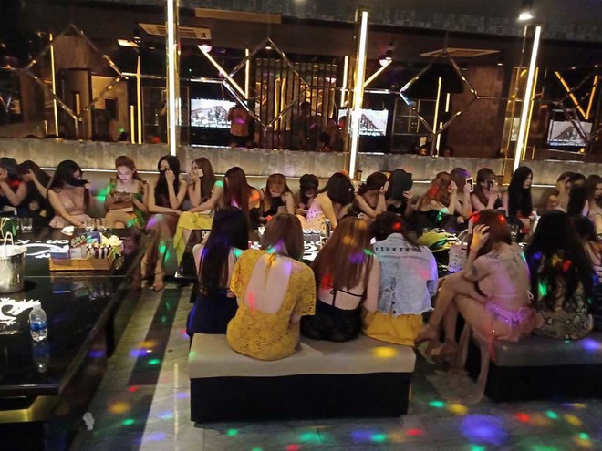 Cảnh đời nữ tiếp vi&ecirc;n ở những tụ điểm ăn chơi nổi tiếng S&agrave;i G&ograve;n - Ảnh 1.