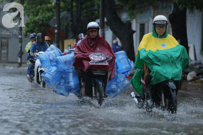 KHẨN CẤP: Bão số 3 giật cấp 12 tiến sát đất liền, Hà Nội và các tỉnh Bắc Bộ đang mưa lớn, gió lốc mạnh - Ảnh 1.