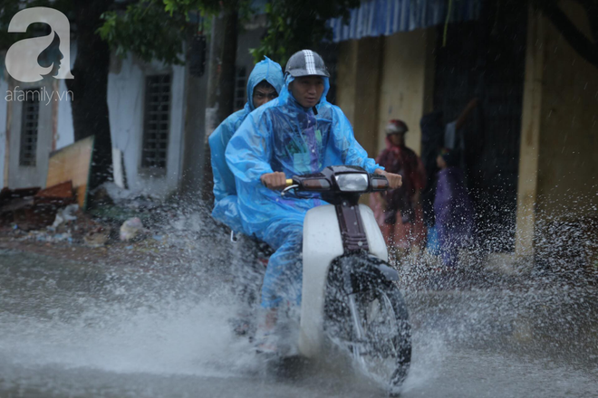 KHẨN CẤP: Bão số 3 giật cấp 12 tiến sát đất liền, Hà Nội và các tỉnh Bắc Bộ đang mưa lớn, gió lốc mạnh - Ảnh 2.