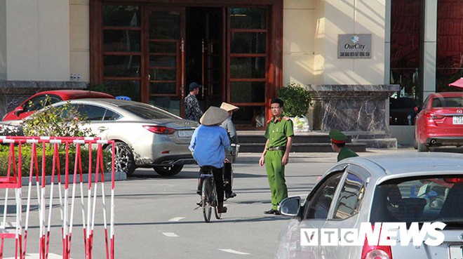 Ảnh: C&ocirc;ng an t&uacute;c trực ng&agrave;y đ&ecirc;m tại s&agrave;o huyệt đ&aacute;nh bạc 10.000 tỷ đồng của người Trung Quốc ở Hải Ph&ograve;ng - Ảnh 5.