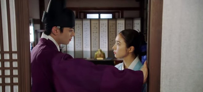 Tân Binh Học Sử Goo Hae Ryung: Cha Eun Woo trổ tài bắn cung trước mặt Shin Se Kyung, ai dè chỉ là múa rìu qua mắt thợ - Ảnh 6.