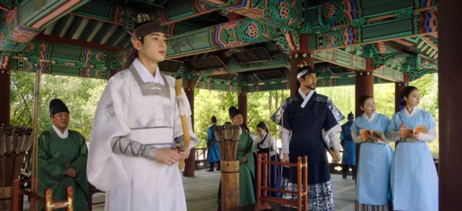 Tân Binh Học Sử Goo Hae Ryung: Cha Eun Woo trổ tài bắn cung trước mặt Shin Se Kyung, ai dè chỉ là múa rìu qua mắt thợ - Ảnh 7.