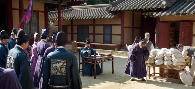 Tân Binh Học Sử Goo Hae Ryung: Cha Eun Woo trổ tài bắn cung trước mặt Shin Se Kyung, ai dè chỉ là múa rìu qua mắt thợ - Ảnh 11.