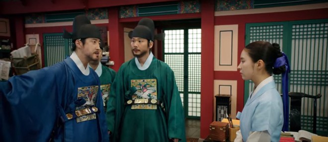 Tân Binh Học Sử Goo Hae Ryung: Cha Eun Woo trổ tài bắn cung trước mặt Shin Se Kyung, ai dè chỉ là múa rìu qua mắt thợ - Ảnh 13.