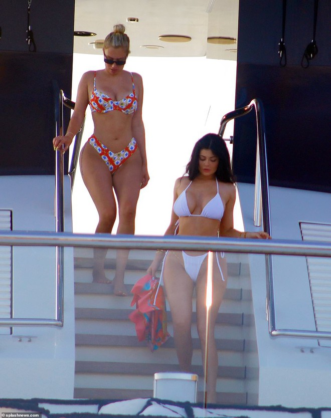 Kylie Jenner đọ dáng cùng cô bạn thân nóng bỏng trên phi thuyền gần 6000 tỷ, siêu vòng 3 khiến dân tình há hốc - Ảnh 3.
