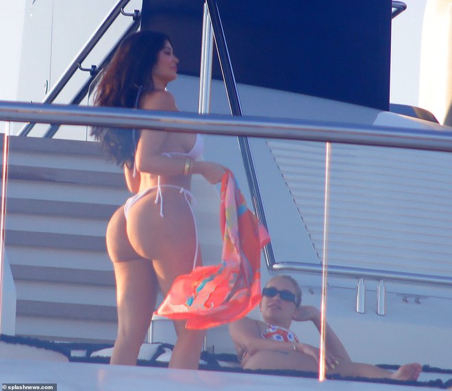 Kylie Jenner đọ dáng cùng cô bạn thân nóng bỏng trên phi thuyền gần 6000 tỷ, siêu vòng 3 khiến dân tình há hốc - Ảnh 4.