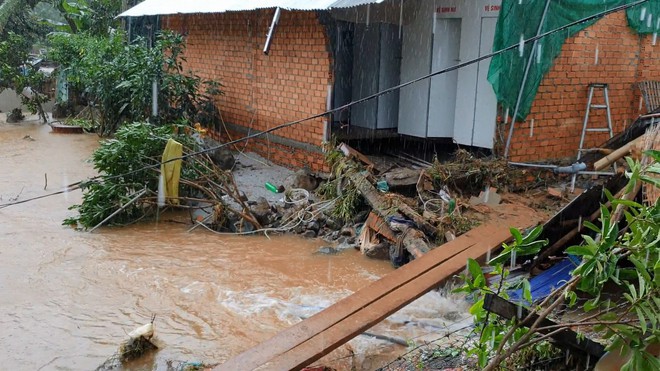 Ảnh: Sau mưa lũ, nhiều nhà dân ở Lâm Đồng tan hoang treo bên miệng vực - Ảnh 3.