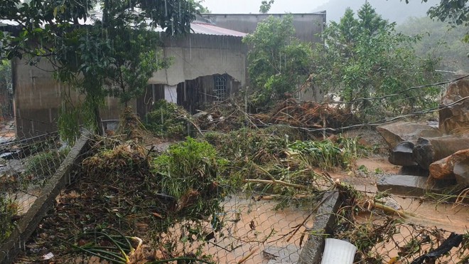 Ảnh: Sau mưa lũ, nhiều nhà dân ở Lâm Đồng tan hoang treo bên miệng vực - Ảnh 1.