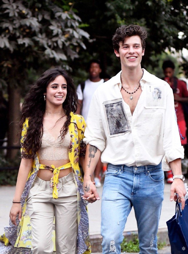 2 ngày mặc lại 1 bộ quần áo, Camila Cabello được cho là đã qua đêm cùng Shawn Mendes, tình cảm ngày càng đi lên - Ảnh 1.