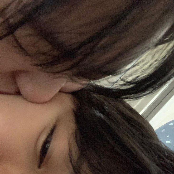 SỐC: Nữ trainee xinh xắn của Idol School công khai ảnh hôn bạn gái, come out trong sự ngỡ ngàng của công chúng - Ảnh 1.
