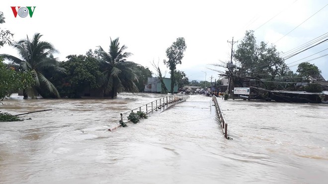 Phú Quốc ngập lụt nặng, đã sơ tán 2.000 dân đến nơi an toàn - Ảnh 1.