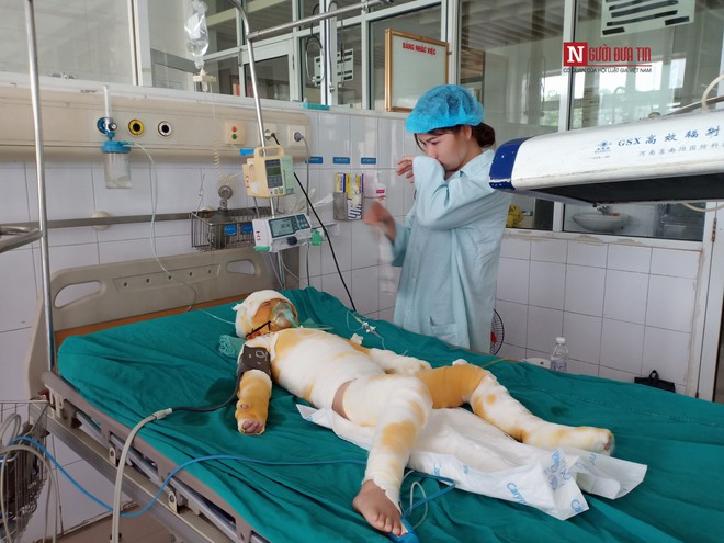 Vụ c&ocirc; gi&aacute;o đốt cồn dạy ph&ograve;ng chống ch&aacute;y nổ: Nghẹn ng&agrave;o lời kể của người mẹ trẻ - Ảnh 2.