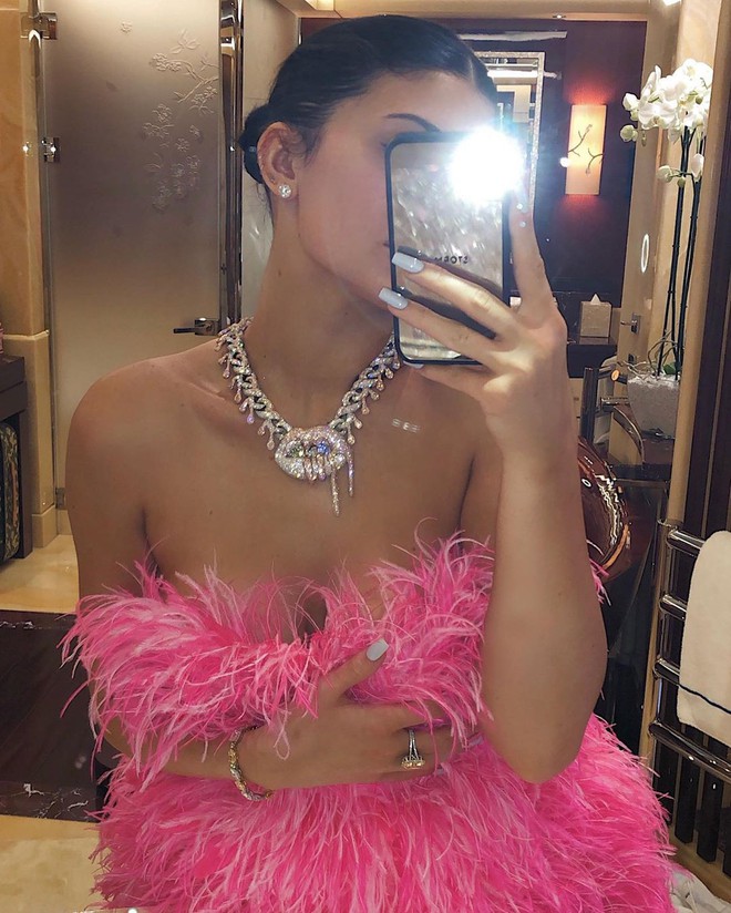 Sinh nhật kiểu tỷ phú Kylie Jenner: Du thuyền 6000 tỷ, vòng kim cương siêu to khổng lồ, váy áo gần 1 tỷ và hơn thế nữa - Ảnh 3.