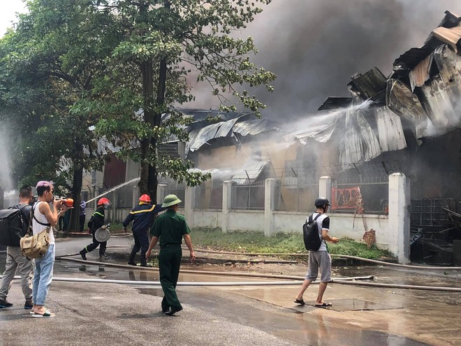 Hà Nội: Cháy kho xưởng gần Aeon Mall Long Biên, khói đen cuồn cuộn bốc cao hàng chục mét - Ảnh 5.