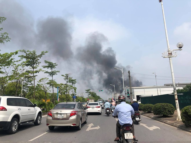 H&agrave; Nội: Ch&aacute;y kho xưởng gần Aeon Mall Long Bi&ecirc;n, kh&oacute;i đen cuồn cuộn bốc cao h&agrave;ng chục m&eacute;t - Ảnh 3.