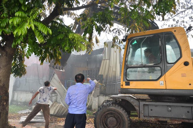 Hà Nội: Cháy kho xưởng gần Aeon Mall Long Biên, khói đen cuồn cuộn bốc cao hàng chục mét - Ảnh 8.