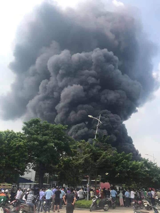 Hà Nội: Cháy kho xưởng gần Aeon Mall Long Biên, khói đen cuồn cuộn bốc cao hàng chục mét - Ảnh 4.