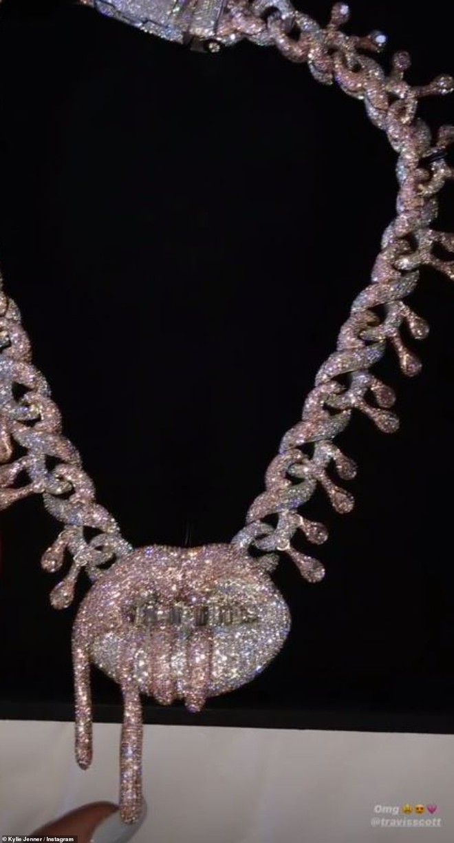 Sinh nhật kiểu tỷ phú Kylie Jenner: Du thuyền 6000 tỷ, vòng kim cương siêu to khổng lồ, váy áo gần 1 tỷ và hơn thế nữa - Ảnh 2.