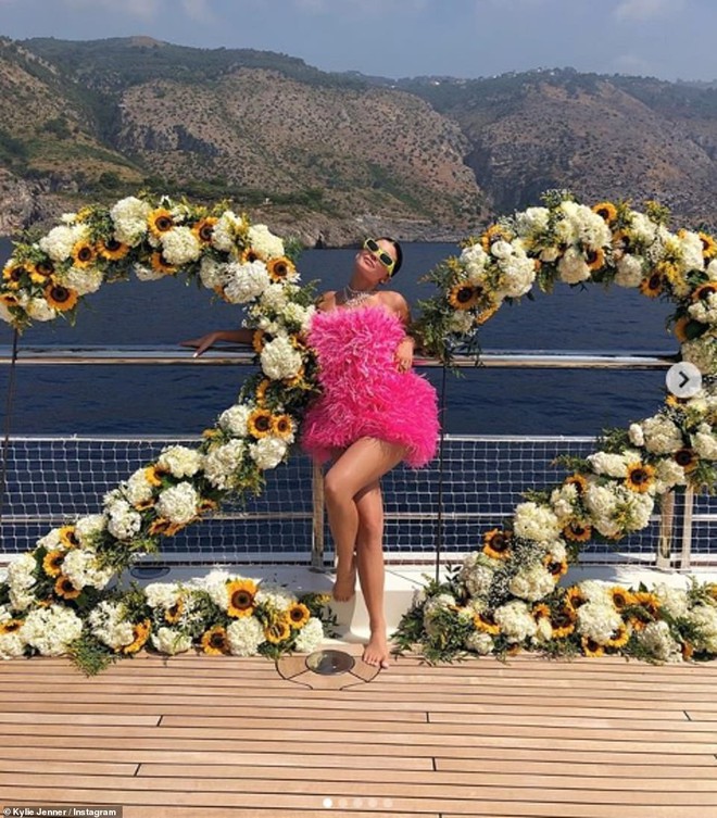Sinh nhật kiểu tỷ phú Kylie Jenner: Du thuyền 6000 tỷ, vòng kim cương siêu to khổng lồ, váy áo gần 1 tỷ và hơn thế nữa - Ảnh 5.