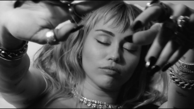 Tình tan vỡ, sự nghiệp âm nhạc lao thẳng xuống dốc - chuyện gì đang xảy ra với Miley Cyrus của 2019? - Ảnh 2.