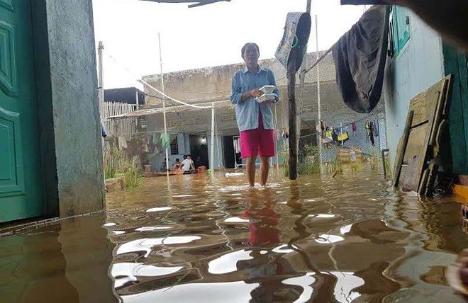 Cuộc sống người dân Phú Quốc bị đảo lộn trong trận lụt lịch sử - Ảnh 2.