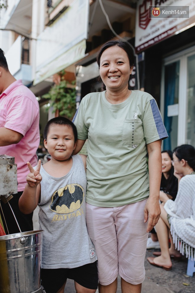 Hôm nay trời thật đẹp, nhưng tôi không thể nói và nghe - câu chuyện cảm động của hàng bánh tráng giữa lòng Sài Gòn - Ảnh 3.