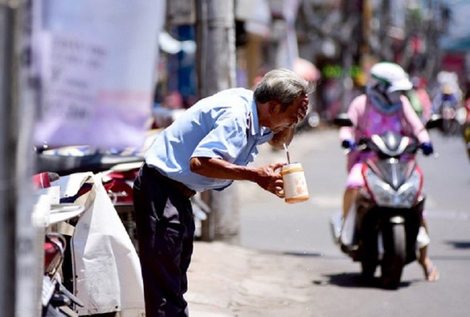 Miền Bắc nắng nóng, oi bức kéo dài trong vài ngày tới với nền nhiệt trên 37 độ C - Ảnh 1.