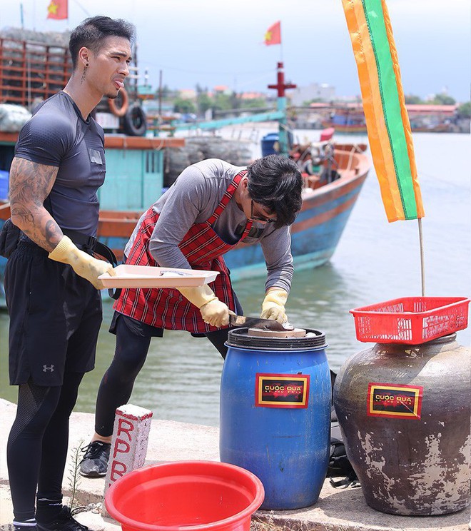 Johnny (Cuộc đua kỳ thú) khoe vòng 1 khủng và bỗng dưng... ít tóc hơn hẳn trong tập 6 - Ảnh 3.