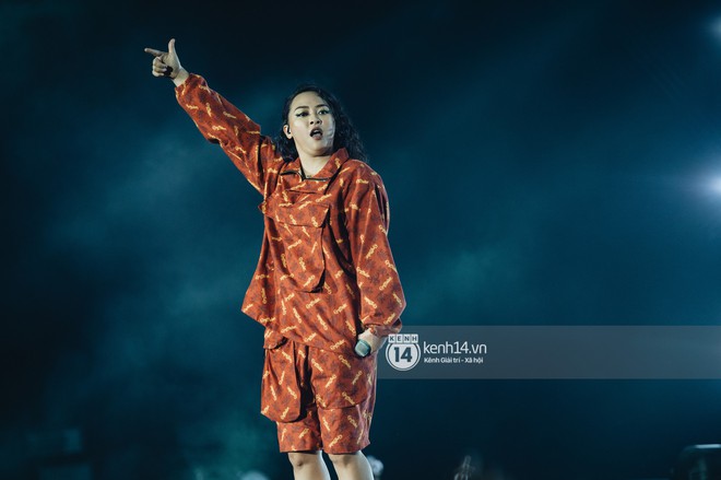 Đ&ecirc;m diễn cuối Sky Tour: Sơn T&ugrave;ng M-TP chết trong sự ngọt ng&agrave;o của H&agrave; Nội, Justatee chiếm trọn tr&aacute;i tim Sky - Ảnh 6.