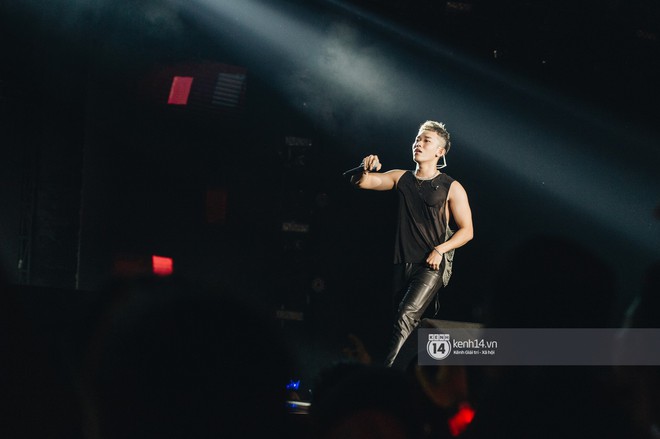 Đ&ecirc;m diễn cuối Sky Tour: Sơn T&ugrave;ng M-TP chết trong sự ngọt ng&agrave;o của H&agrave; Nội, Justatee chiếm trọn tr&aacute;i tim Sky - Ảnh 8.