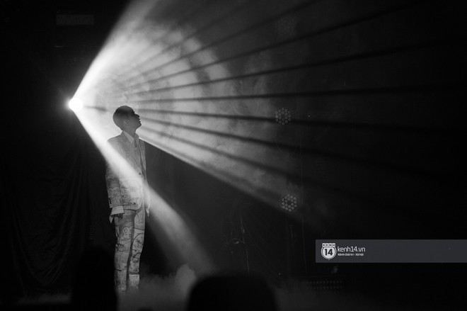 Đ&ecirc;m diễn cuối Sky Tour: Sơn T&ugrave;ng M-TP chết trong sự ngọt ng&agrave;o của H&agrave; Nội, Justatee chiếm trọn tr&aacute;i tim Sky - Ảnh 15.