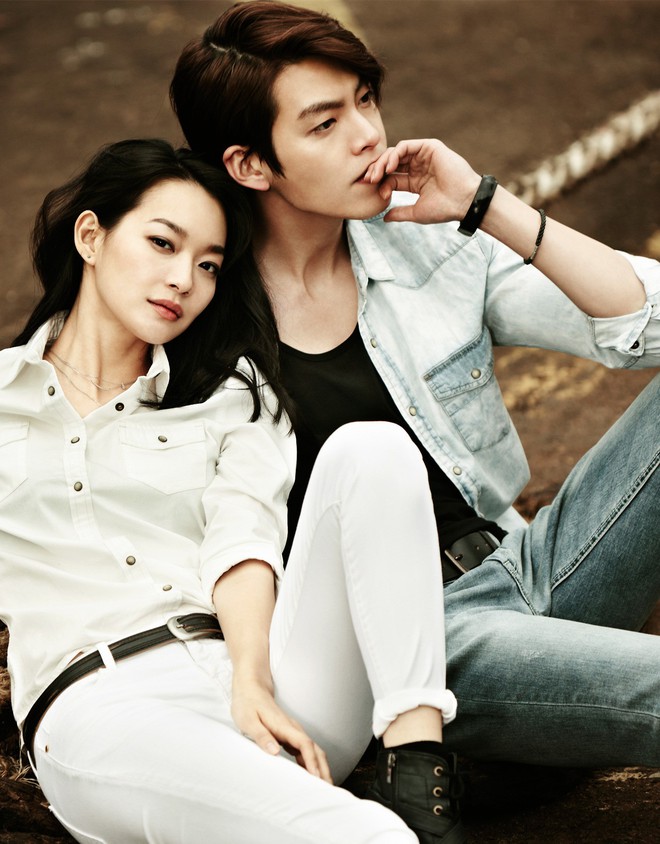 Sau thời gian dài im ắng, tài tử Kim Woo Bin gây sốt vì thể hiện tình cảm với Shin Min Ah mặc kệ trời nắng nóng - Ảnh 5.