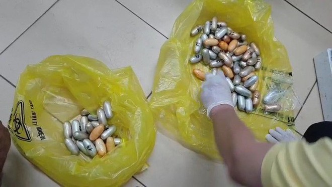 Người đ&agrave;n &ocirc;ng nuốt gần 1,6kg cocain đi qua 4 quốc gia - Ảnh 1.
