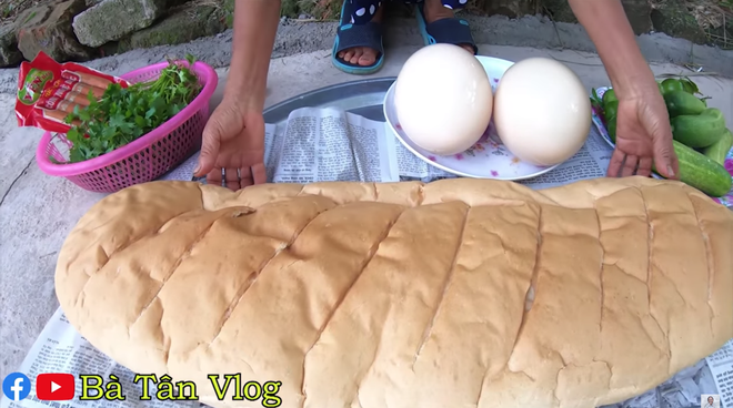 Mang trứng đà điểu làm nhân bánh mì, bà Tân Vlog phải dùng hẳn dao phay mới tách được vỏ, cho vào chậu nhựa mới vừa - Ảnh 2.