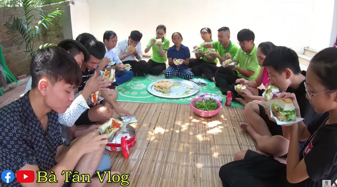 Mang trứng đà điểu làm nhân bánh mì, bà Tân Vlog phải dùng hẳn dao phay mới tách được vỏ, cho vào chậu nhựa mới vừa - Ảnh 8.