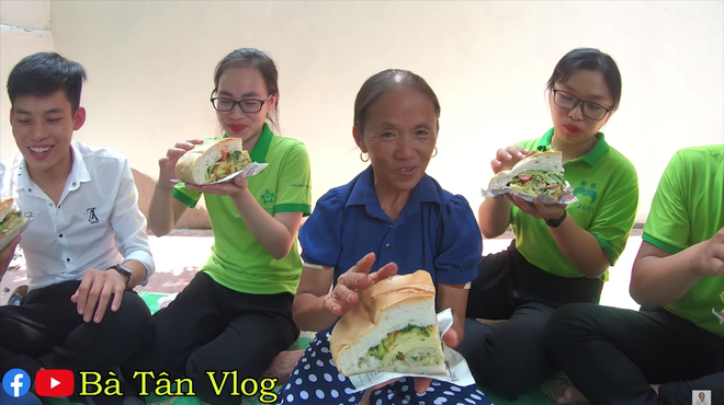 Mang trứng đà điểu làm nhân bánh mì, bà Tân Vlog phải dùng hẳn dao phay mới tách được vỏ, cho vào chậu nhựa mới vừa - Ảnh 7.