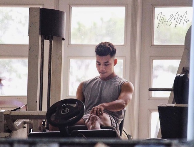 Văn Thanh khoe bắp tay săn chắc, trở lại ph&ograve;ng tập hậu t&aacute;i chấn thương - Ảnh 1.