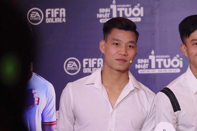 Văn Thanh khoe bắp tay săn chắc, trở lại ph&ograve;ng tập hậu t&aacute;i chấn thương - Ảnh 2.