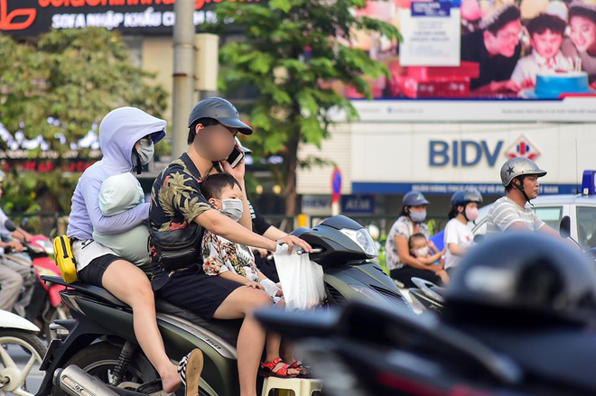 15 phút chụp vội thói quen nguy hiểm của nhiều người Việt Nam: Vừa lái xe vừa hí hoáy điện thoại không ngừng! - Ảnh 4.